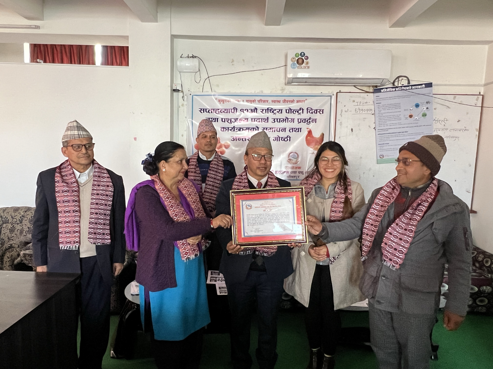 पोल्ट्री दिवसका अवसरमा सम्पादक जोसी तथा चापागाईं सम्मानित