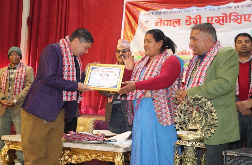पत्रकार नवराज बजगाईलाई डेरी एसोसिएसनको सम्मान