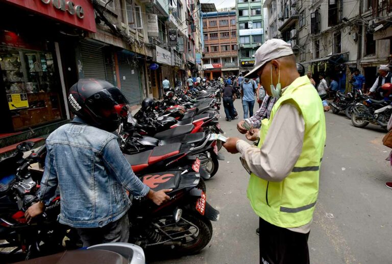 सवारी पार्किङ गर्न रोक लगाएपछि न्युरोडका व्यवसायीहरु आन्दोलित