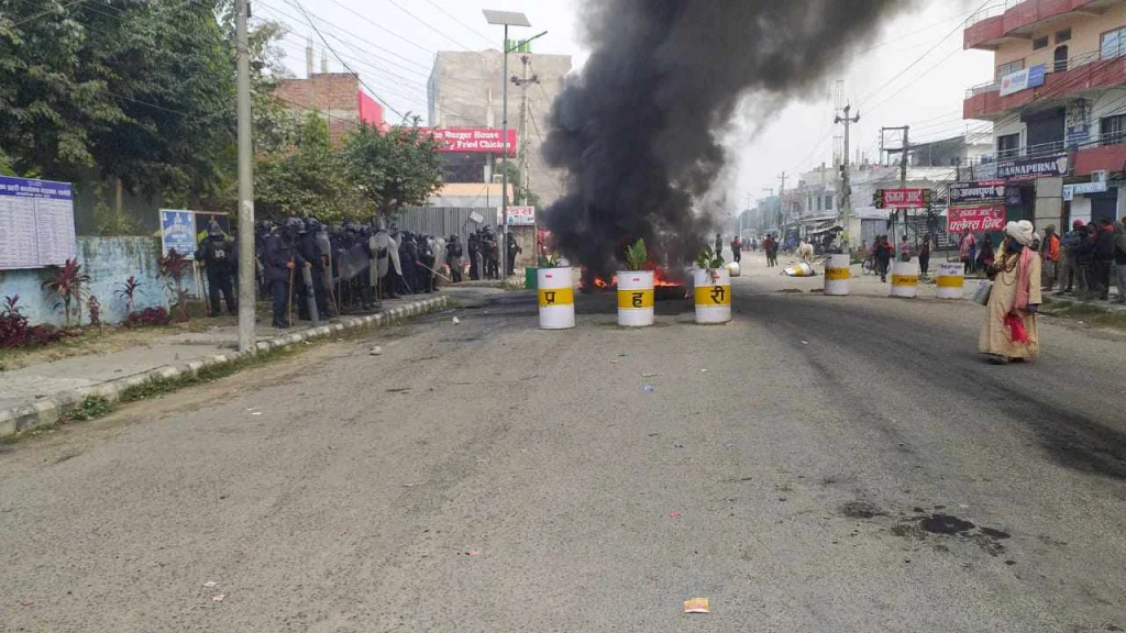 सर्लाहीको बरहथवामा फेरि कर्फ्यु, प्रहरी कार्यालय र मेयरको घरमा ढुंगामुढा