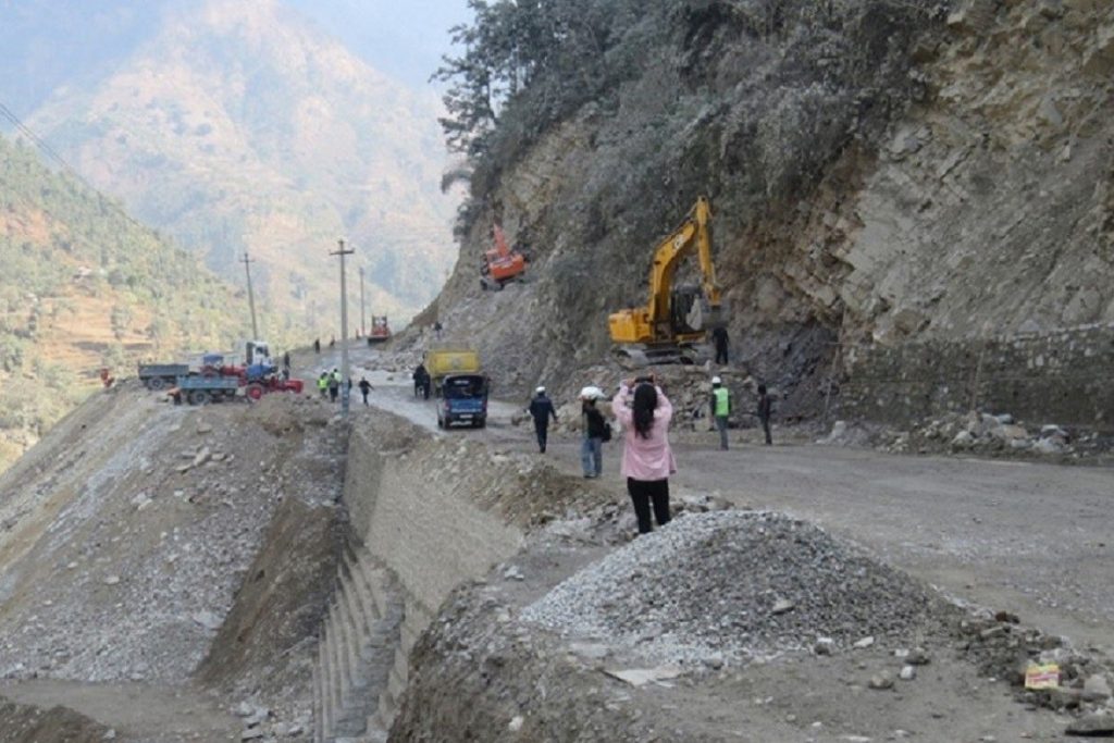 नारायणगढ–मुग्लिन सडकको भित्तो काट्ने काम अन्तिम चरणमा