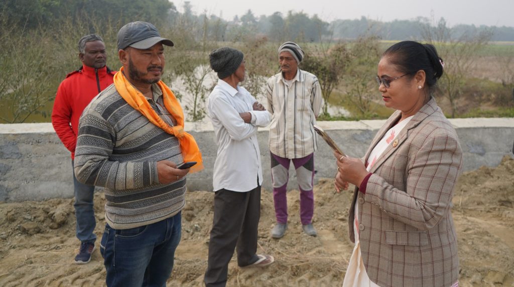 सडक निर्माणमा लापरवाही गर्ने ठेकेदार खोज्दै सांसद भगबती चौधरी फिल्डमा