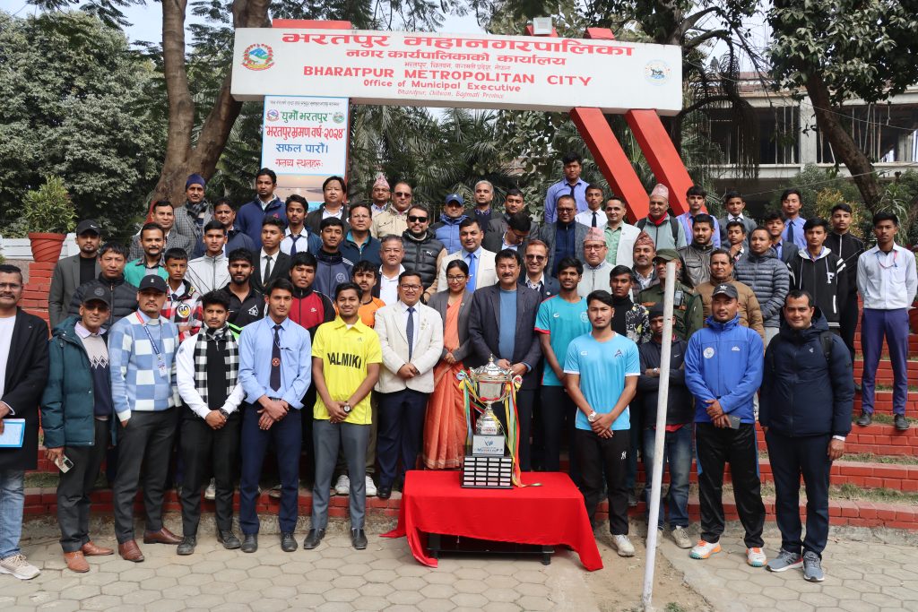 मेयर्स कप खेल्ने १० विद्यालयलाई एक्सपर्टले दियो साढे ८ लाखको खेल सामग्री