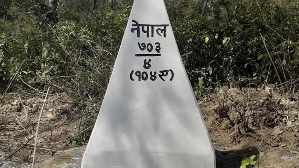 सशस्त्र प्रहरीद्वारा कञ्चनपुरमा सीमा स्तम्भ रङ्गरोगन