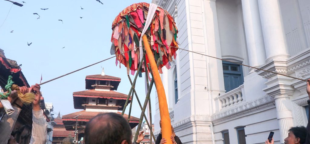 हनुमानढोका दरबारमा ठड्याइयो चीर, होलीको रौनक सुरु {तस्वीरहरू}