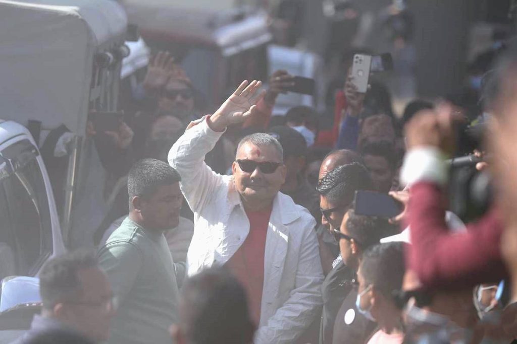 सर्वोच्च परिसरबाट हतियारसहित दुर्गा प्रसाईंका बडिगार्ड पक्राउ