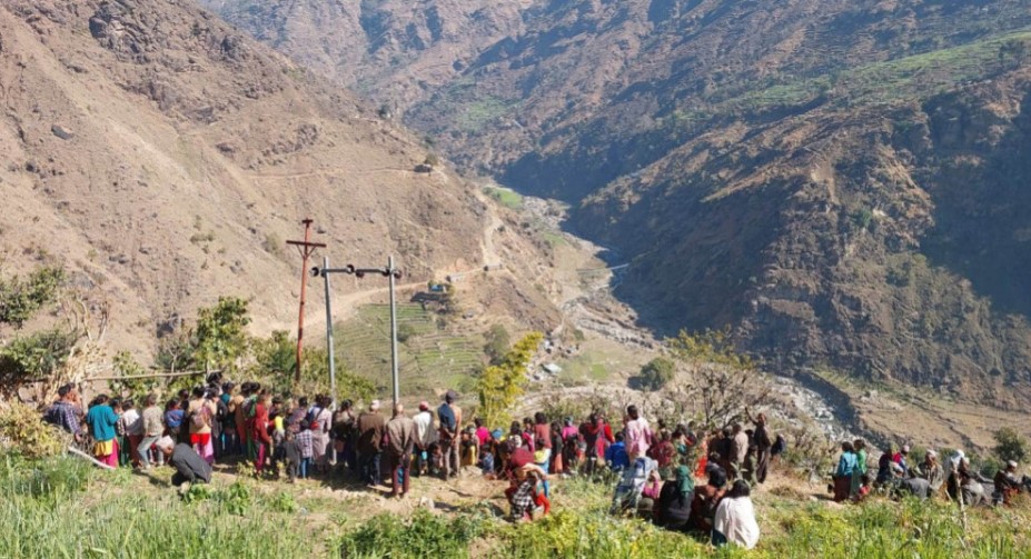 कालीकोटमा बिजुलीको पोल ढलेर करेन्ट लाग्दा २ जनाको मृत्यु