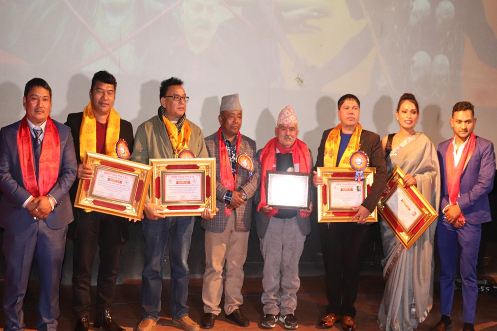 सञ्चारकर्मी बजगाईसहित दर्जन बढीलाई धाराबाहिक श्रृखला ‘ठुले’को सम्मान