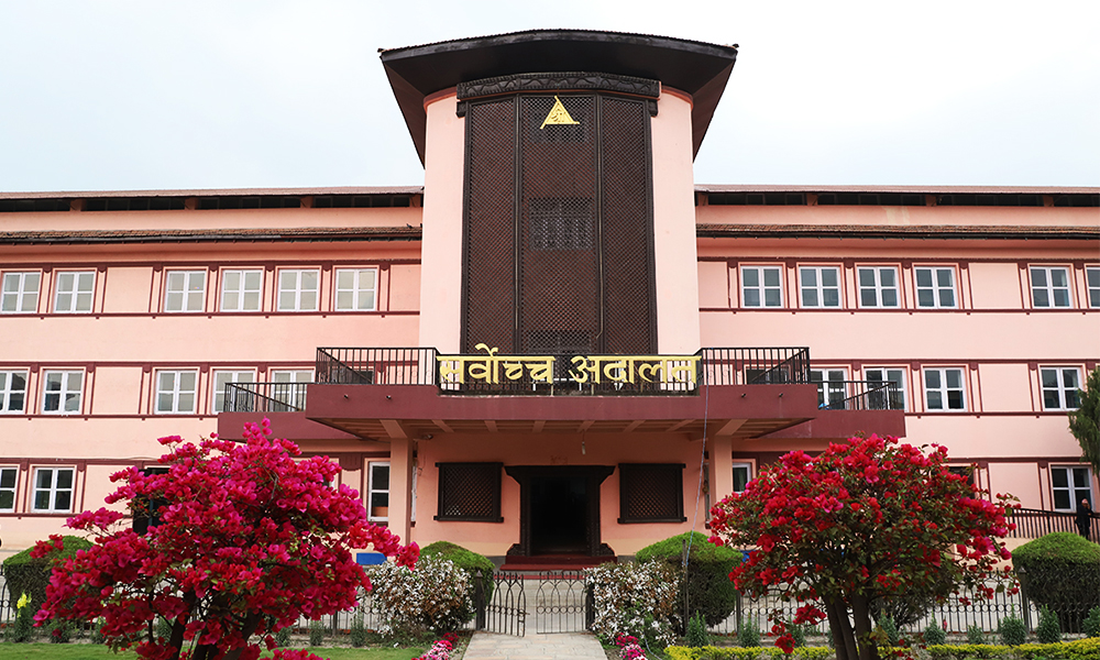 प्रधानमन्त्री ओलीको नियुक्तिविरुद्धको निवेदन संवैधानिक इजलासमा पठाउने सर्वोच्चको आदेश