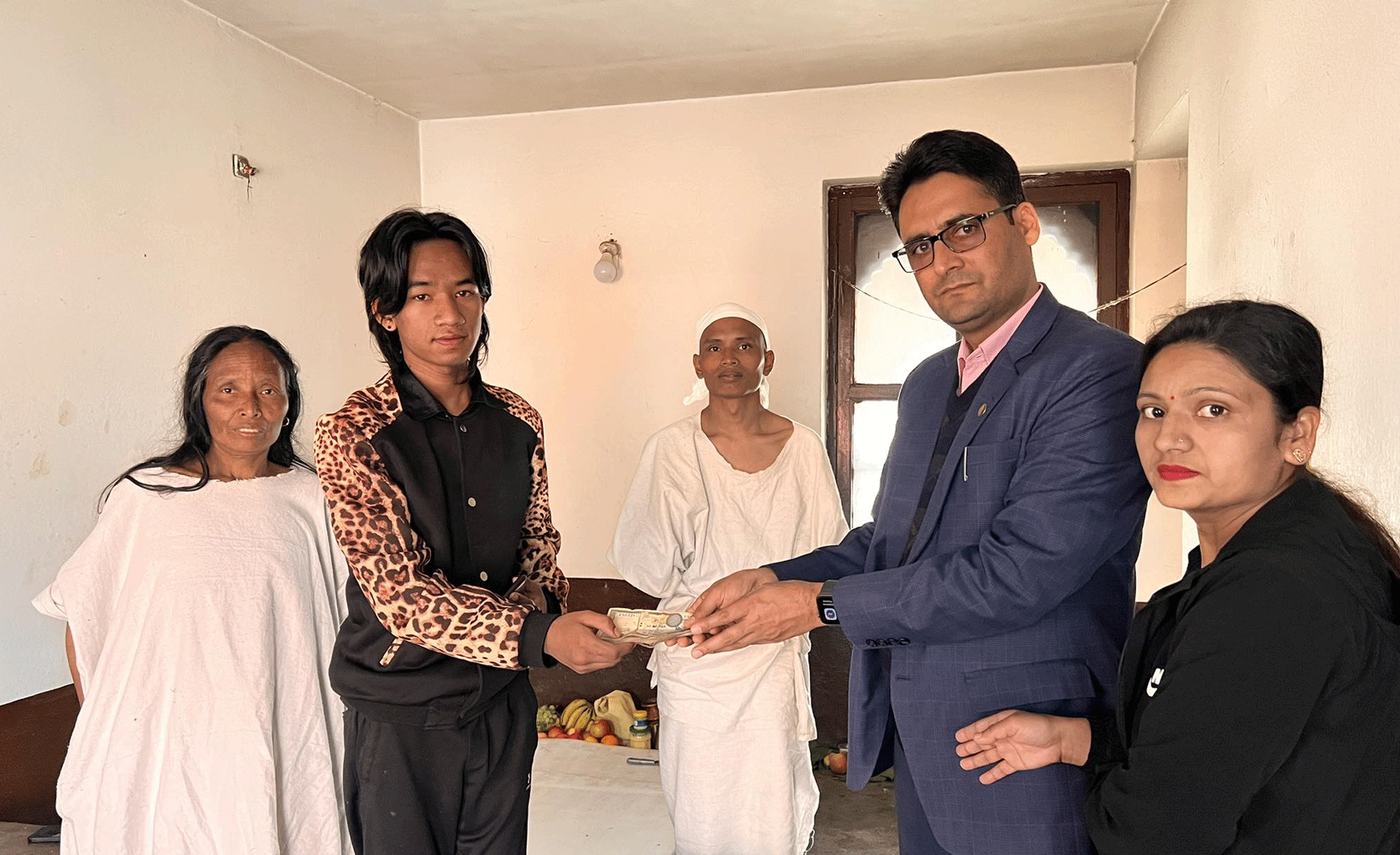 ढुंगेल दम्पतीले गरे माइली राईलाई १५ हजार सहयोग