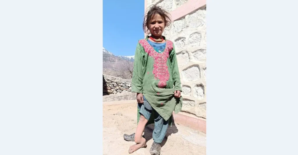 छोरीको उपचारका लागि सहयोग गरिदिन बुबाको आग्रह