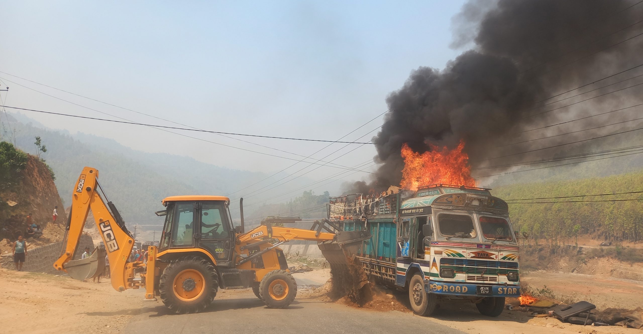 धादिङको गजुरीमा केमिकल बोकेको ट्रकमा आगलागी