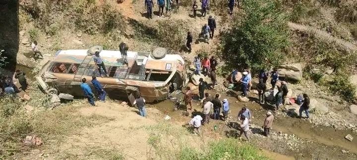 सल्यान बस दुर्घटनामा १४ जना घाईते, चार जनाको अवस्था गम्भिर