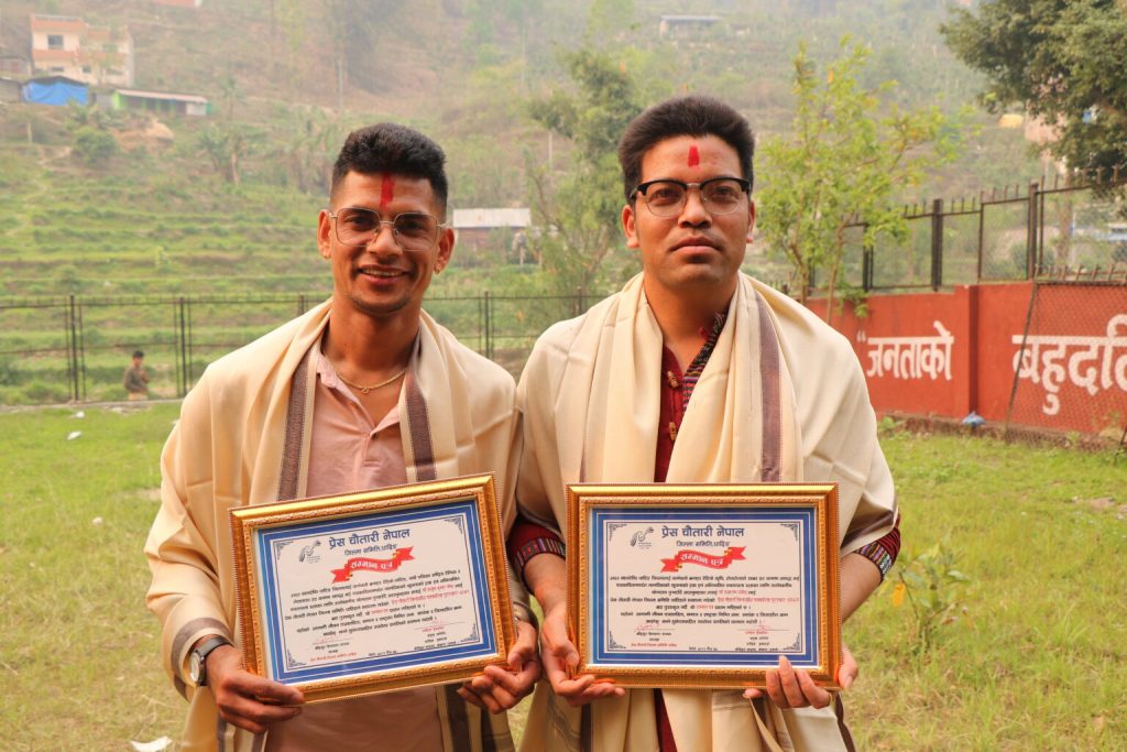 धादिङका अर्जुन श्रेष्ठ र राजाराम डंगोललाई क्रियाशिल पत्रकारिता पुरस्कार प्रदान