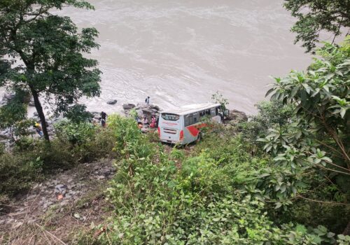 फिस्लिङ बस दुर्घटना : घाइते २० मध्ये ५ जना गम्भीर