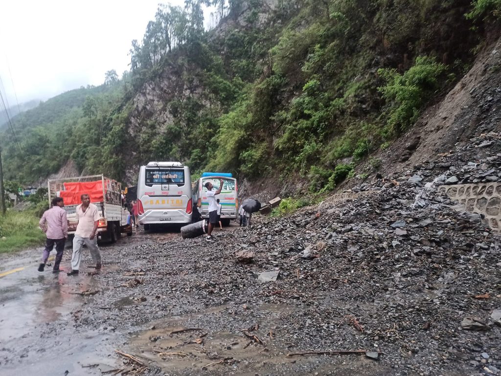अविरल वर्षाले सिद्धार्थ राजमार्गमा पहिरो, सडक अवरुद्ध