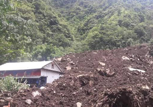 संखुवासभामा पहिरोमा पुरिएर एकको मृत्यु, दुईजना घाइते