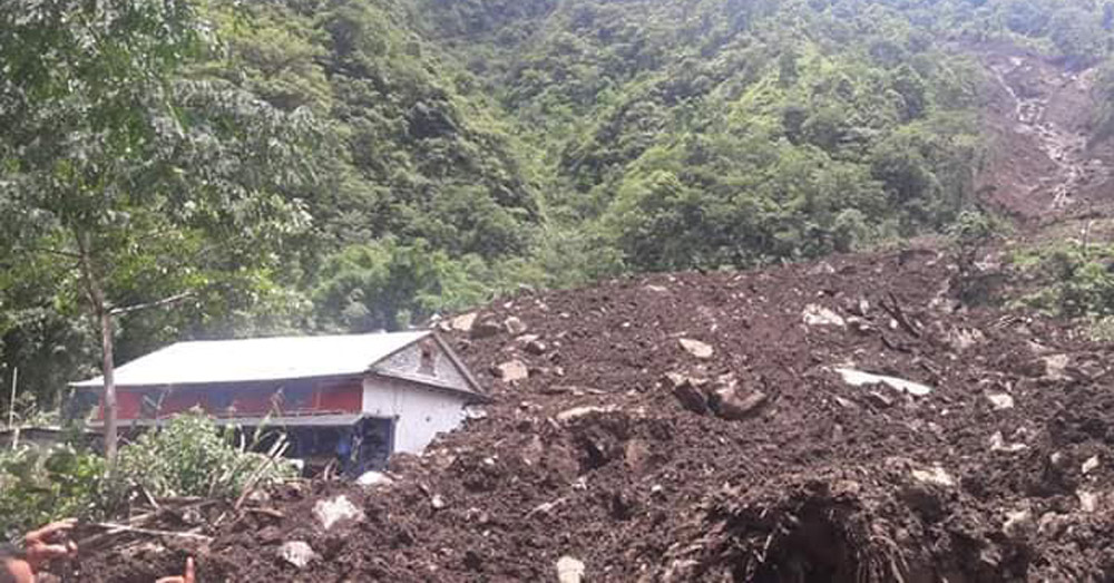 संखुवासभामा पहिरोमा पुरिएर एकको मृत्यु, दुईजना घाइते