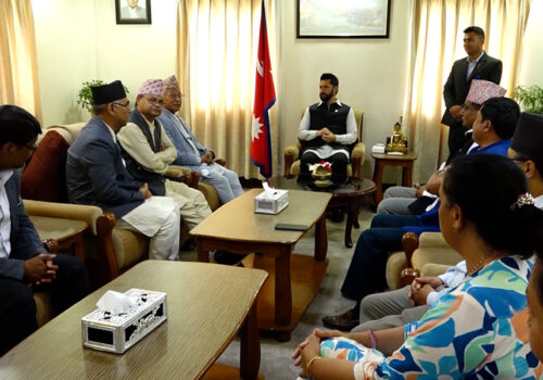 राष्ट्रिय परिचयपत्र अनिवार्य गर्ने मिति सार्न गृहमन्त्रीलाई एमाले नेताहरूको आग्रह