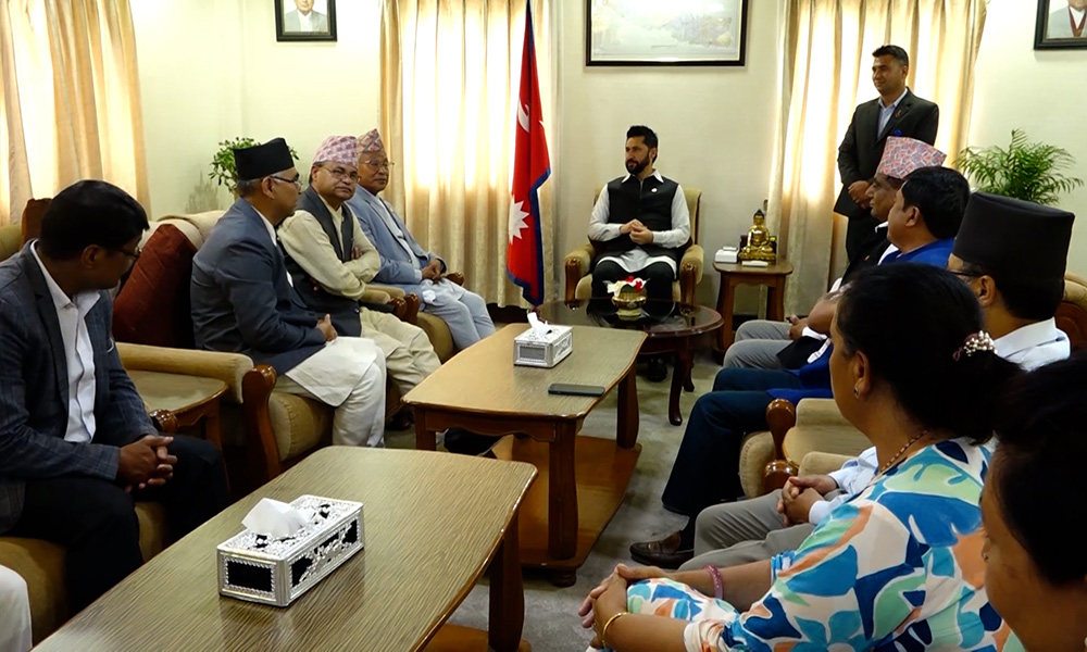 राष्ट्रिय परिचयपत्र अनिवार्य गर्ने मिति सार्न गृहमन्त्रीलाई एमाले नेताहरूको आग्रह