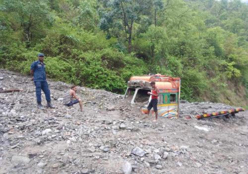 पहिरोले गाडी पुरियो, मध्यपहाडी लोकमार्ग अवरुद्ध