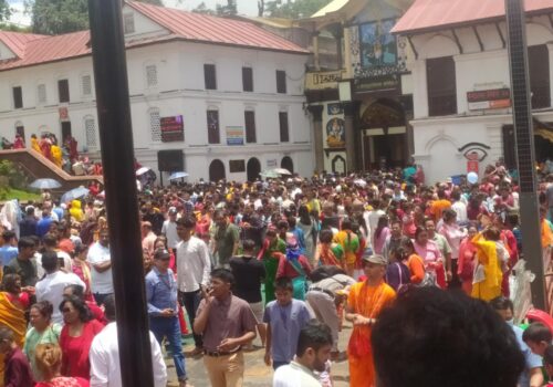 साउनको दोस्रो सोमवार: पशुपतिनाथमा दर्शनार्थीको घुइँचो