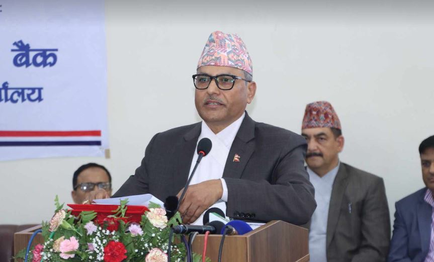 मौद्रिक नीतिले बैंक तथा वित्तीय संस्थाको कर्जा विस्तारमा सहज हुनेछ : गभर्नर अधिकारी