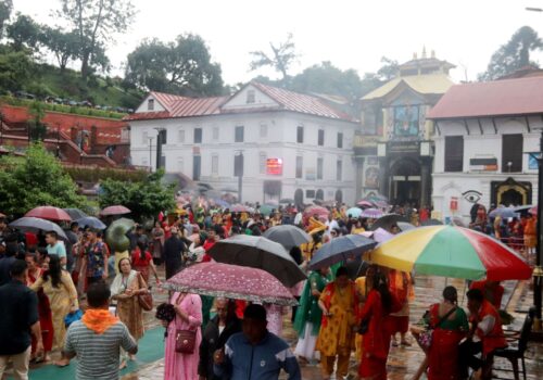 साउनको पहिलो सोमबार पशुपतिनाथमा घुइँचो : दर्शनार्थीका लागि तीन लाइन