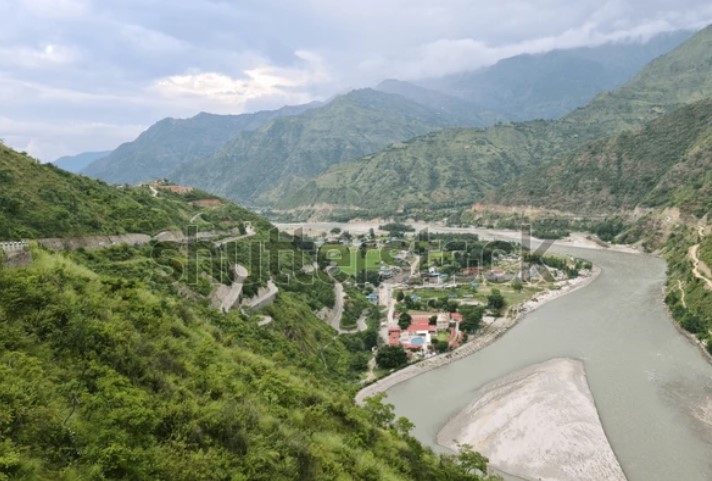 वर्षासँगै आएको पहिरोले बीपी राजमार्ग अवरुद्ध