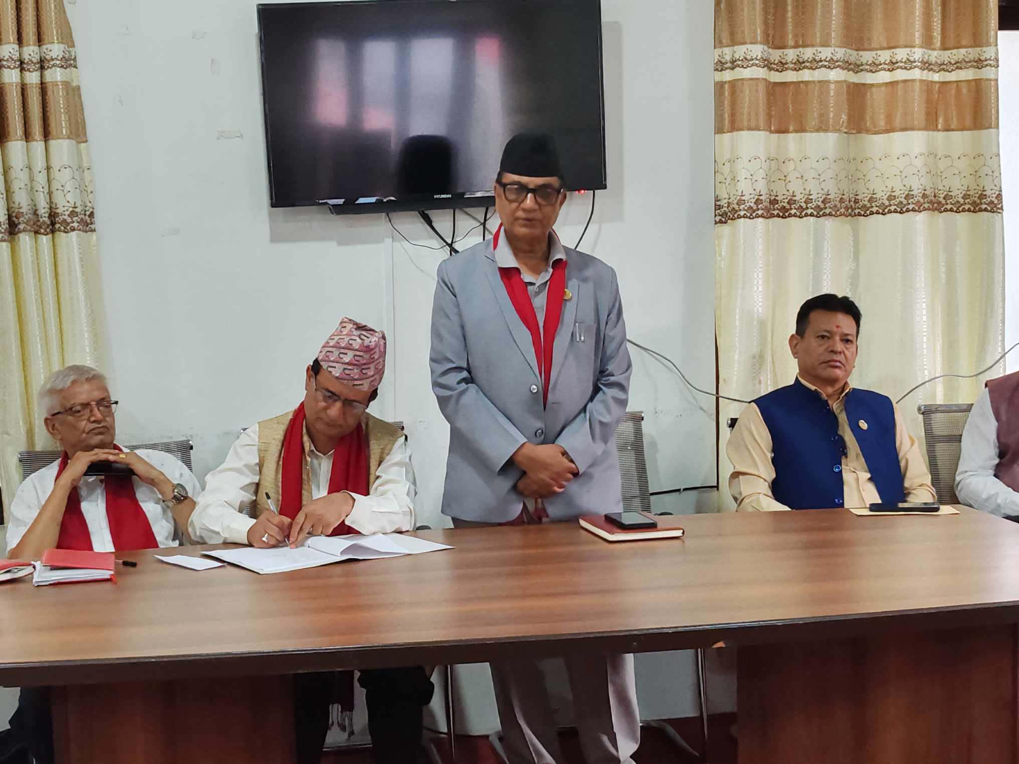 लामालाई विश्वासको मत दिन कांग्रेस-एमालेको ह्वीप