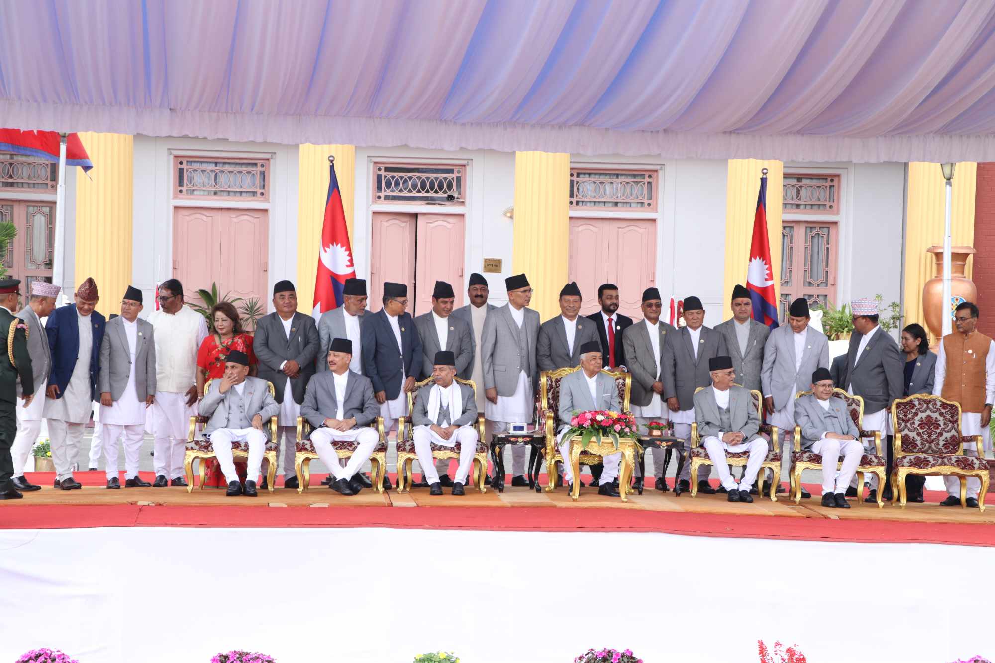 प्रधानमन्त्रीसंगै सपथ लिएका २१ मन्त्री को-को हुन् ?  (नामावलीसहित)