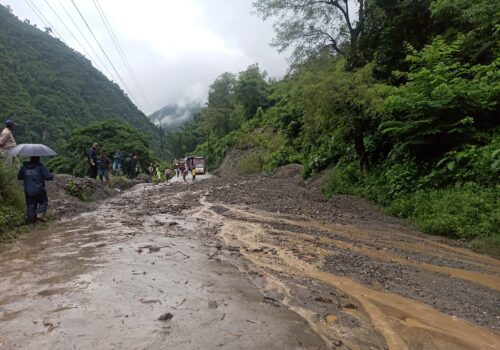 फिस्लिङको पहिरो पन्छाइयो, दुईतर्फी नै सवारी आवातजावत