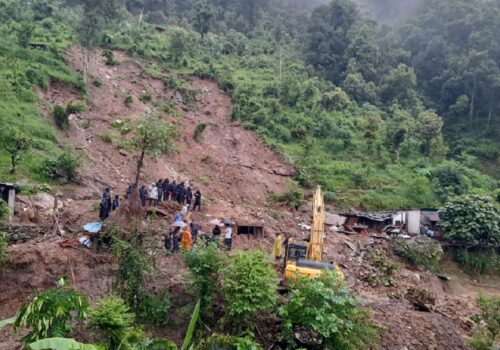 पहिरोले पुरिँदा एकै परिवारका तीनजनाको मृत्यु