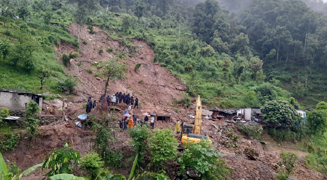 पहिरोले पुरिँदा एकै परिवारका तीनजनाको मृत्यु