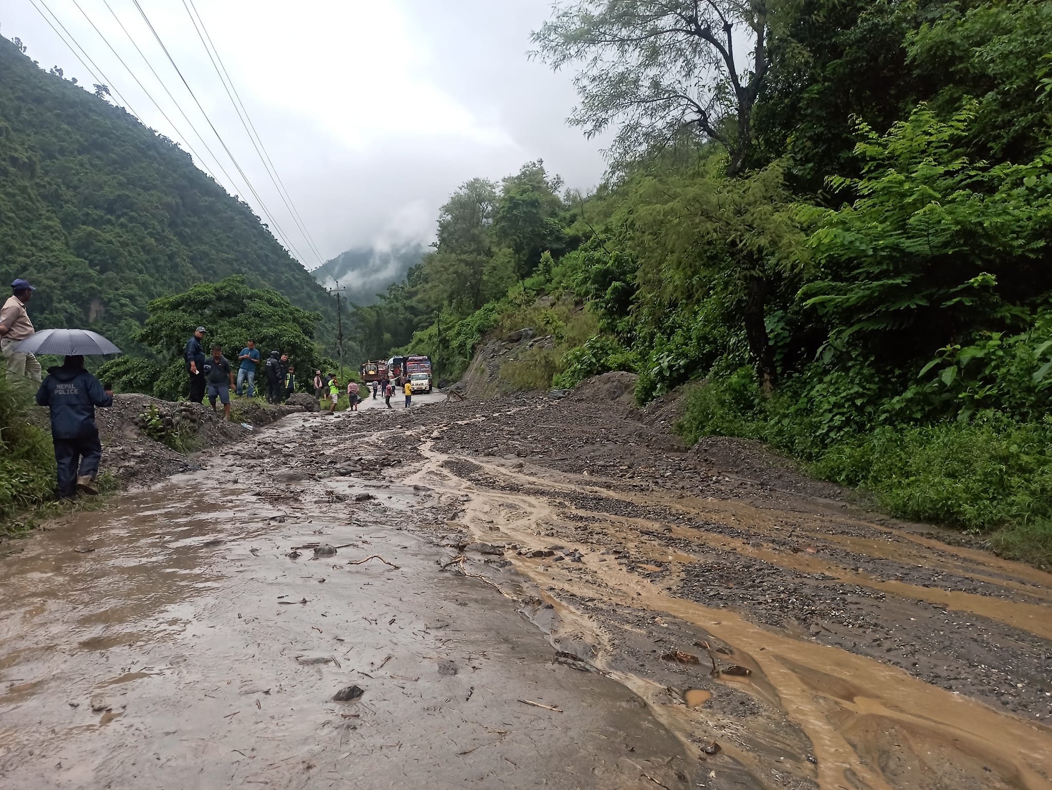 फिस्लिङमा लेदोसहितको पहिरो: मुग्लिन-काठमाडौं सडकखण्ड अबरुद्ध