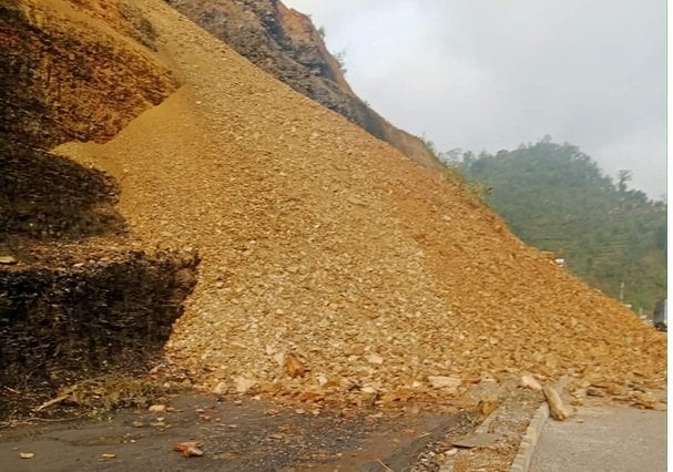 निरन्तरको बर्षाले सिस्नेरी-दक्षिणकाली सडक अवरुद्ध