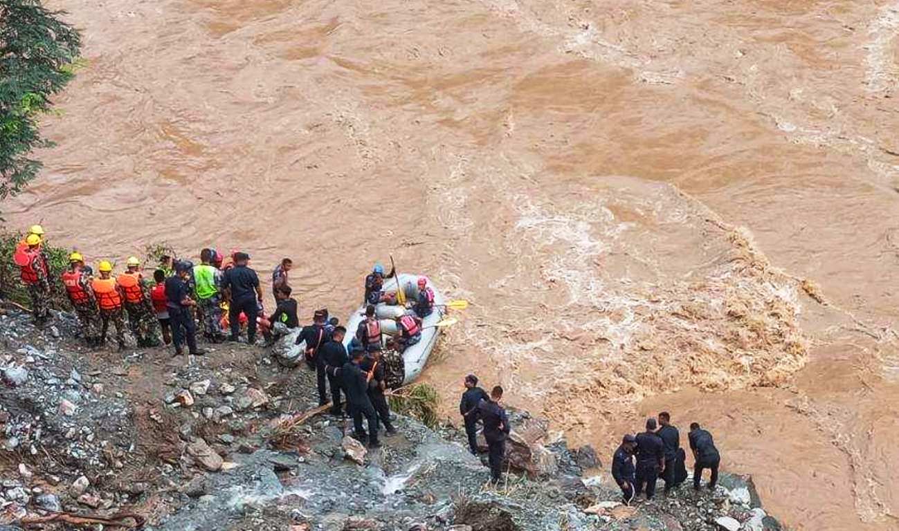भारतीय टोलीद्धारा त्रिशूलीमा वेपत्ताहरुको खोजी सुरु