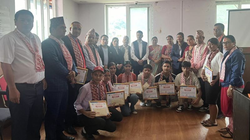 वालिङ नगरपालिकाले एसईईमा उत्कृष्ठ नतिजा ल्याउने विद्यार्थीलाई पुरस्कृत दियो
