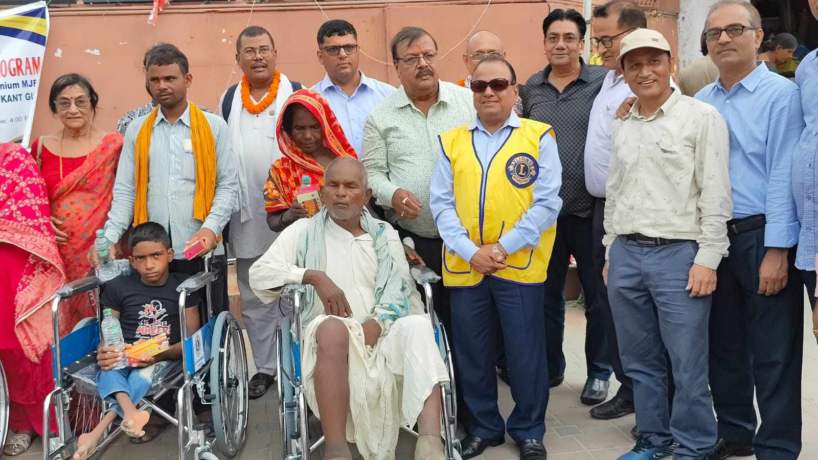 लायन्स क्लब अफ वीरगञ्ज मिलेनियम एम.जे.एफ.द्वारा तीन जनालाई ह्विल चेयर सहयोग