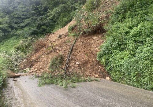 नागढुङ्गामा ठूलो पहिरो, सवारी आवागमन ठप्प