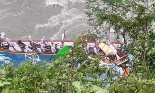 मर्स्याङ्‍दीमा खसेको बसबाट १४ जनाको शव निकालियो, उद्धार जारी
