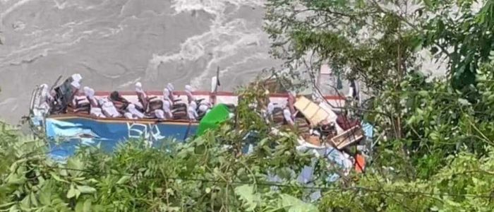 मर्स्याङ्‍दीमा खसेको बसबाट १४ जनाको शव निकालियो, उद्धार जारी