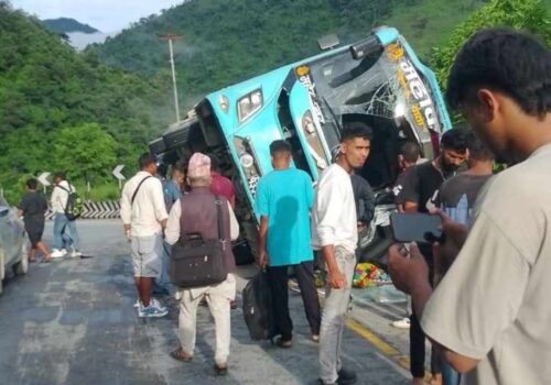 अपडेट : चितवनमा बस दुर्घटना, १० जना घाइते