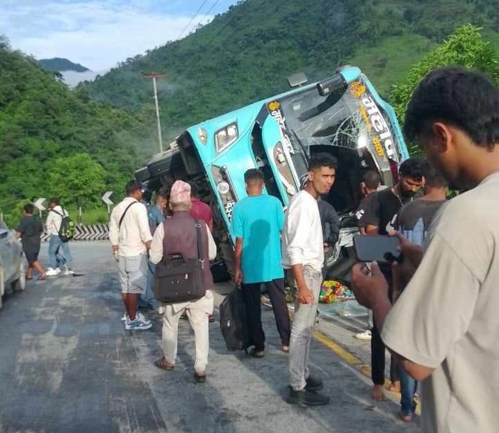 अपडेट : चितवनमा बस दुर्घटना, १० जना घाइते