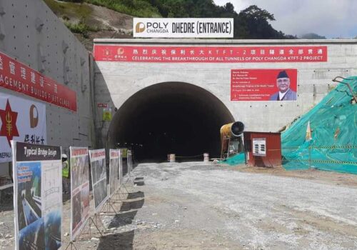 प्रधानमन्त्री ओलीद्वारा काठमाडौँ–तराई-मधेस द्रूतमार्गअन्तर्गतको धेद्रे सुरुङमार्गको ब्रेक ‘थ्रु’