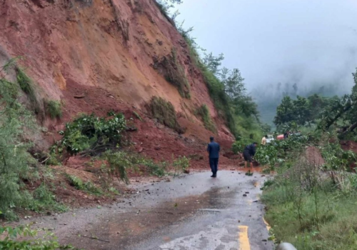 सुक्खा पहिरोले अरनिको र हेलम्बु राजमार्ग अवरुद्ध