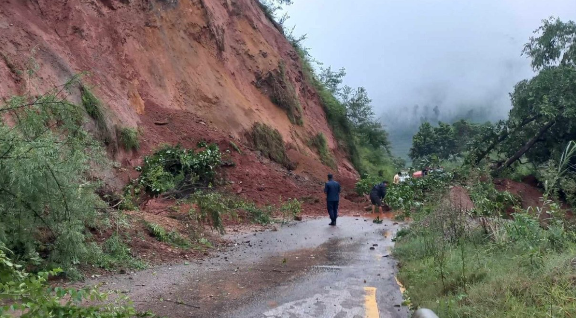 सुक्खा पहिरोले अरनिको र हेलम्बु राजमार्ग अवरुद्ध