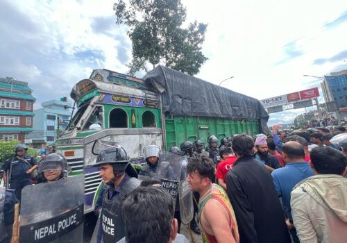 भक्तपुरको गठ्ठाघर क्षेत्र तनावपूर्ण, ठूलो संख्यामा सशस्त्र परिचालन