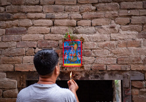 किन टाँसिन्छ मूलढोका माथि नागको चित्र ? यस्तो छ कारण