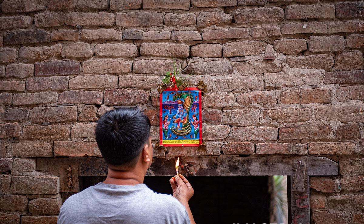 किन टाँसिन्छ मूलढोका माथि नागको चित्र ? यस्तो छ कारण